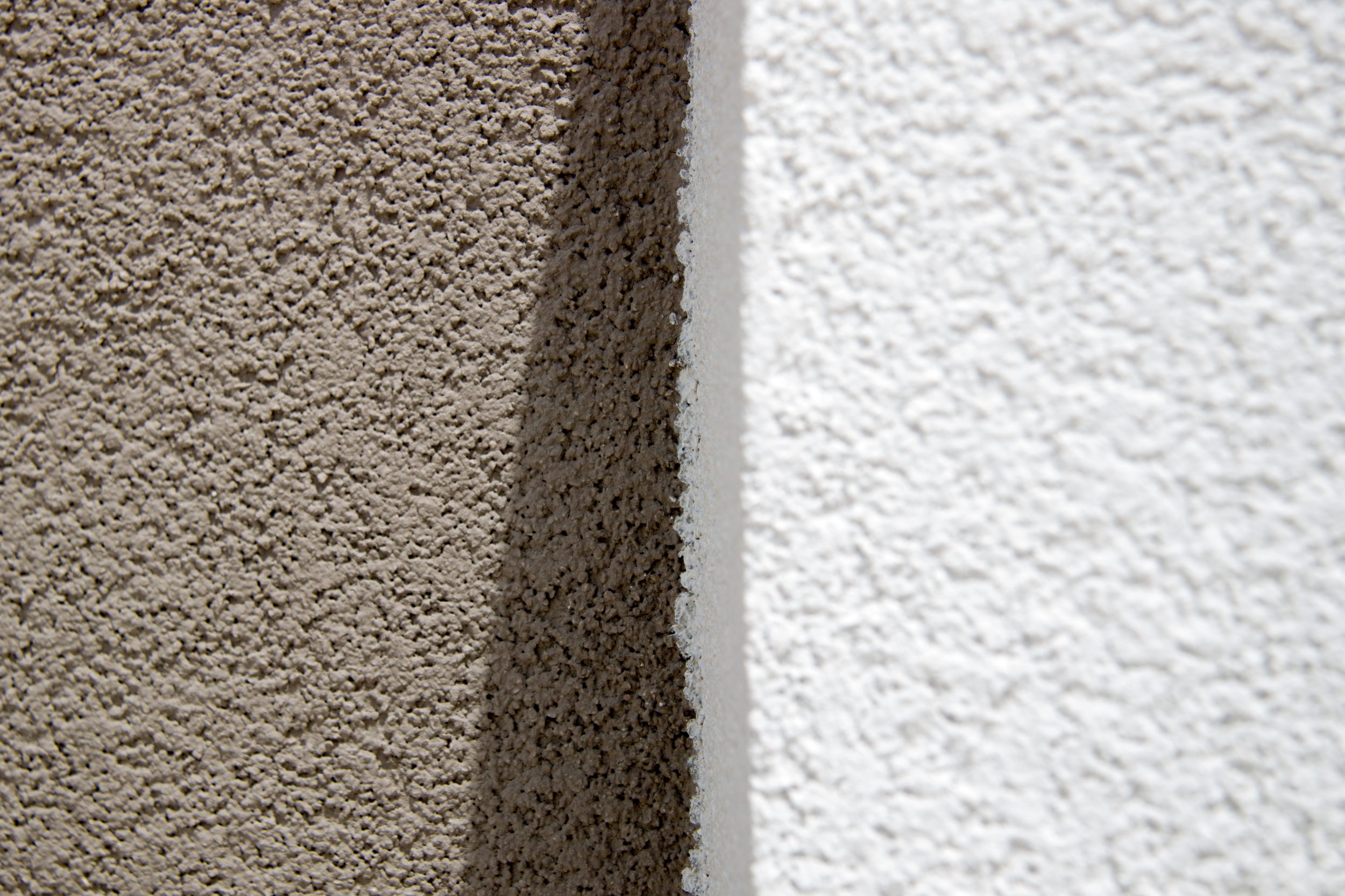 Crépi, acrylique, époxy sur béton. Installation, inspection ou réparation de drain français. Réparation de fondation: fissure, pyrite, etc.